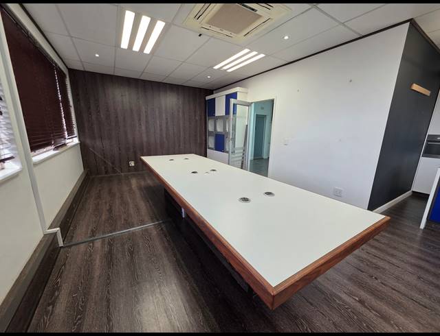 7,559M² FACTORY TO LET IN ROBERTSHAM